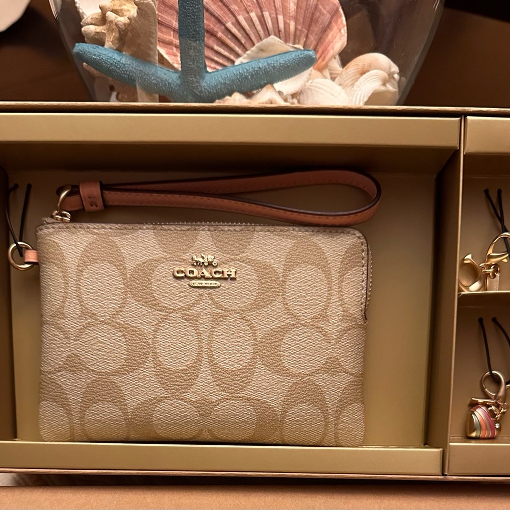 Coach NWT Wristlet with Heart and C Charms Box Set - Picture 3 of 9